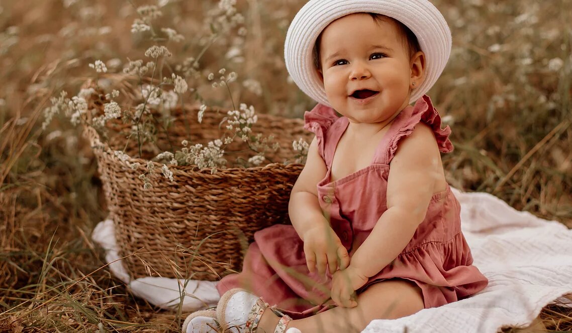 Retrato bebé con flores