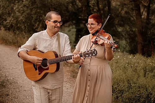 Pareja tocando música